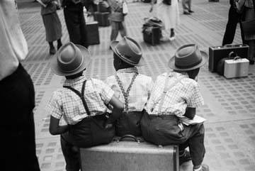 Three Boys on Suitcase von Ruth Orkin