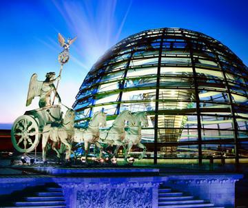 Reichstagkuppel mit Quadriga von Huber Images