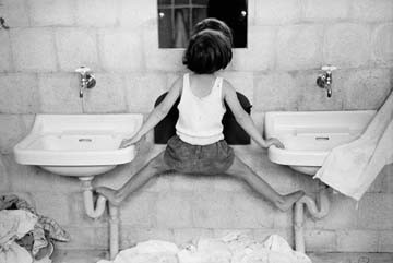 Tirza on Sinks von Ruth Orkin