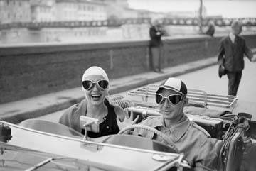 Couple in MG von Ruth Orkin