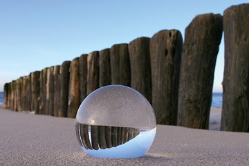 Kugel im Sand von Gerhard Rossmeissl