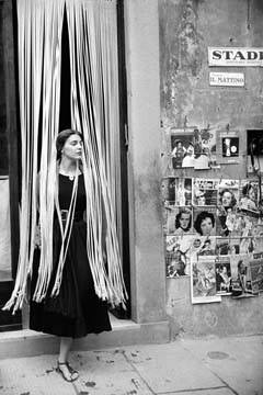 Jings in Beads von Ruth Orkin