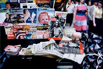 Magazine Stand von Ruth Orkin